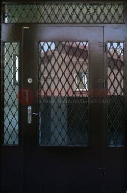 Коричневая тамбурная дверь со стеклянными вставками и ковкой ДТМ-32 в Саратове