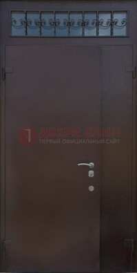 Коричневая тамбурная дверь со стеклянными вставками и ковкой ДТМ-39 в Саратове