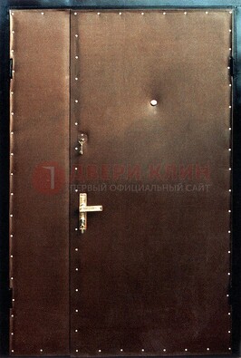 Коричневая тамбурная дверь с оформлением ДТМ-40 в Саратове