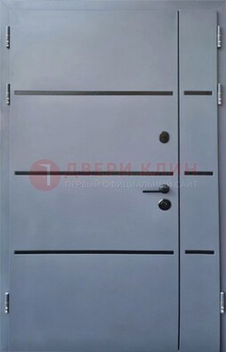 Серая металлическая тамбурная дверь с молдингами ДТМ-42 в Саратове