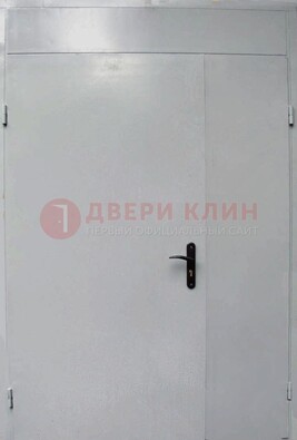 Белая металлическая тамбурная дверь ДТМ-5 в Саратове