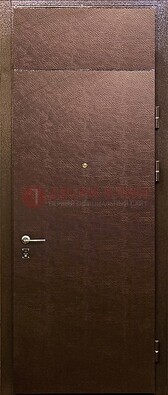 Коричневая стальная дверь с винилискожей ДВ-24 в Саратове