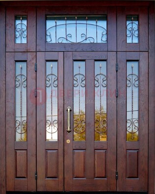 Коричневая парадная дверь с виноритом и ковкой ДВТ-168 в Саратове