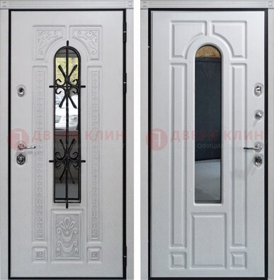 Белая стальная дверь с виноритом и ковкой снаружи ДВТ-197 в Саратове