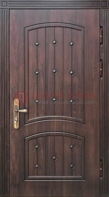 Коричневая уличная дверь с виноритом для дома ДВТ-235 в Саратове