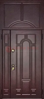 Коричневая железная дверь с виноритом и верхней фрамугой ДВТ-243 в Саратове