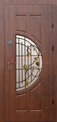 Стальная коричневая дверь с виноритом и ковкой ДВТ-82 в Саратове