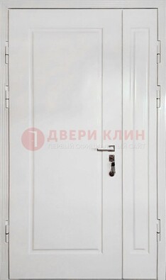 Полуторная металлическая дверь с МДФ в белом цвете ПЛ-24 в Саратове