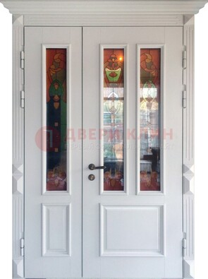 Белая полуторная металлическая дверь с витражом ВЖ-12 в Саратове