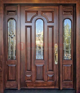 Железная классическая дверь с массивом дуба и витражом ВЖ-18 в Саратове