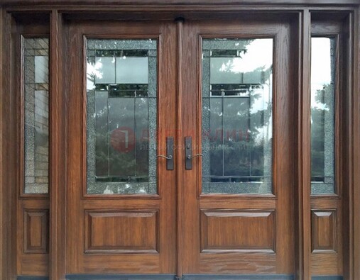 Распашная стальная дверь с массивом с витражом и фрамугами ВЖ-21 в Саратове