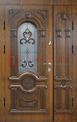 Коричневая двухстворчатая железная дверь с МДФ и витражом ВЖ-32 в Саратове